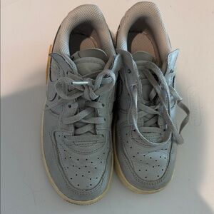 Nike Force 1 Kids Light Gray Casual Sneakers - Comfortable Everyday Shoes